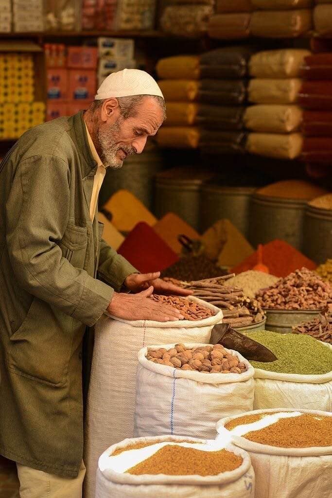 Artisane tissant à la main, atelier tunisien
