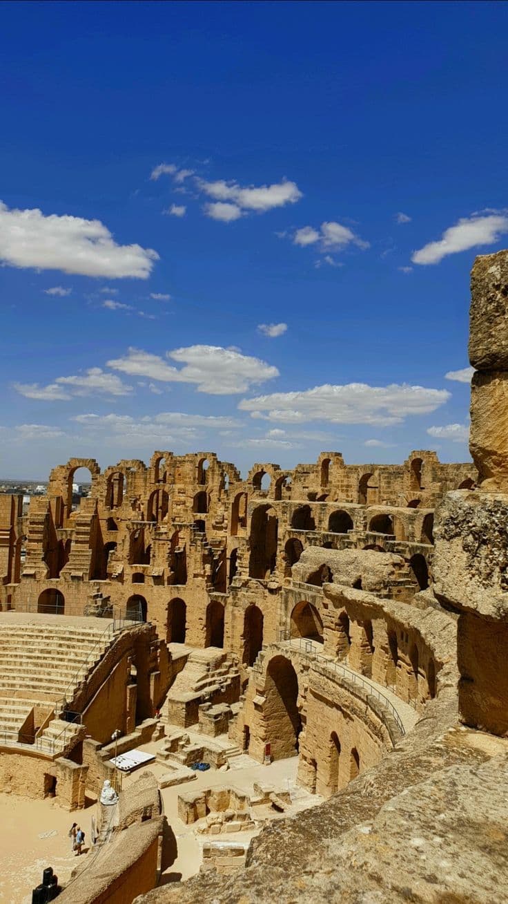L'amphithéâtre, la médina, la traversée